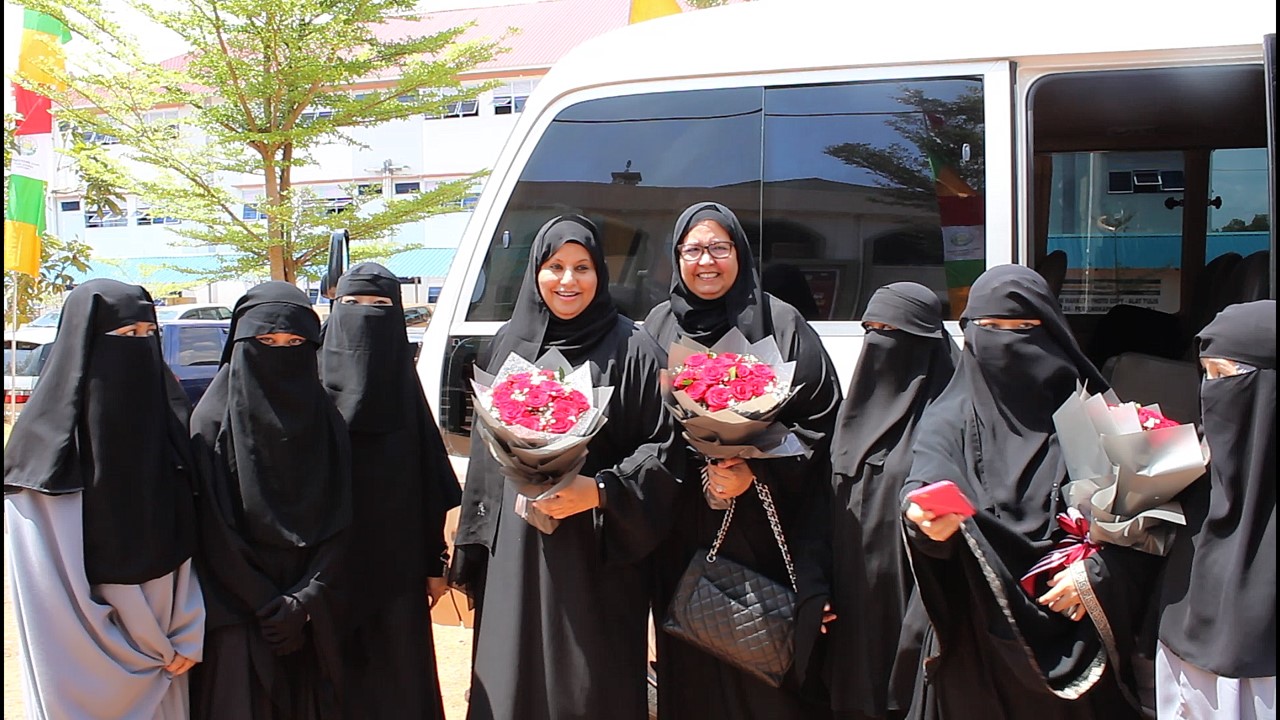 Istri rombongan keluarga Arrumy, disambut dengan gembira oleh para asatidzah