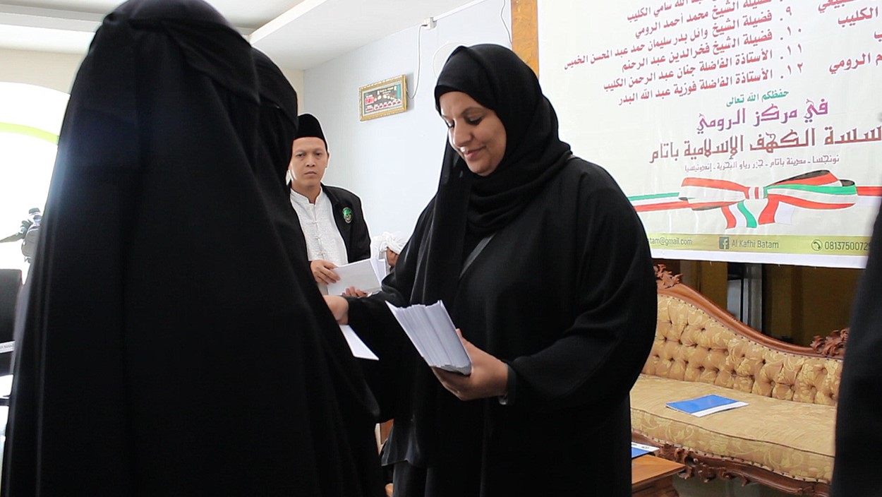 Pemberian santunan kepada santriwati