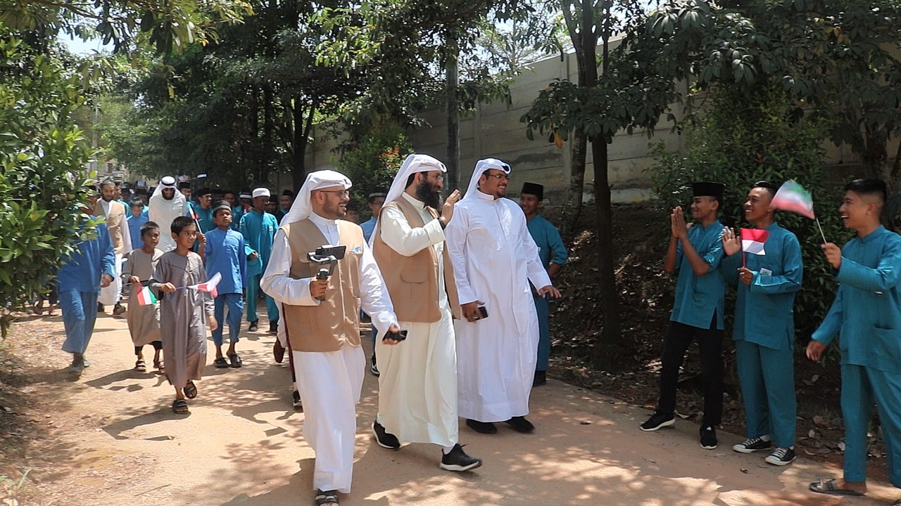 Terlihat para santri dengan gembira menyambut Syeikh Fawwaz Al-Kulaib (tengah) beserta rombongan ketika tiba di gerbang komplek Arrumy